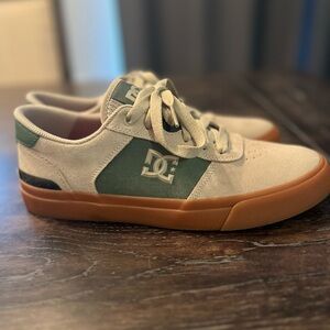Dc shoes size 9
